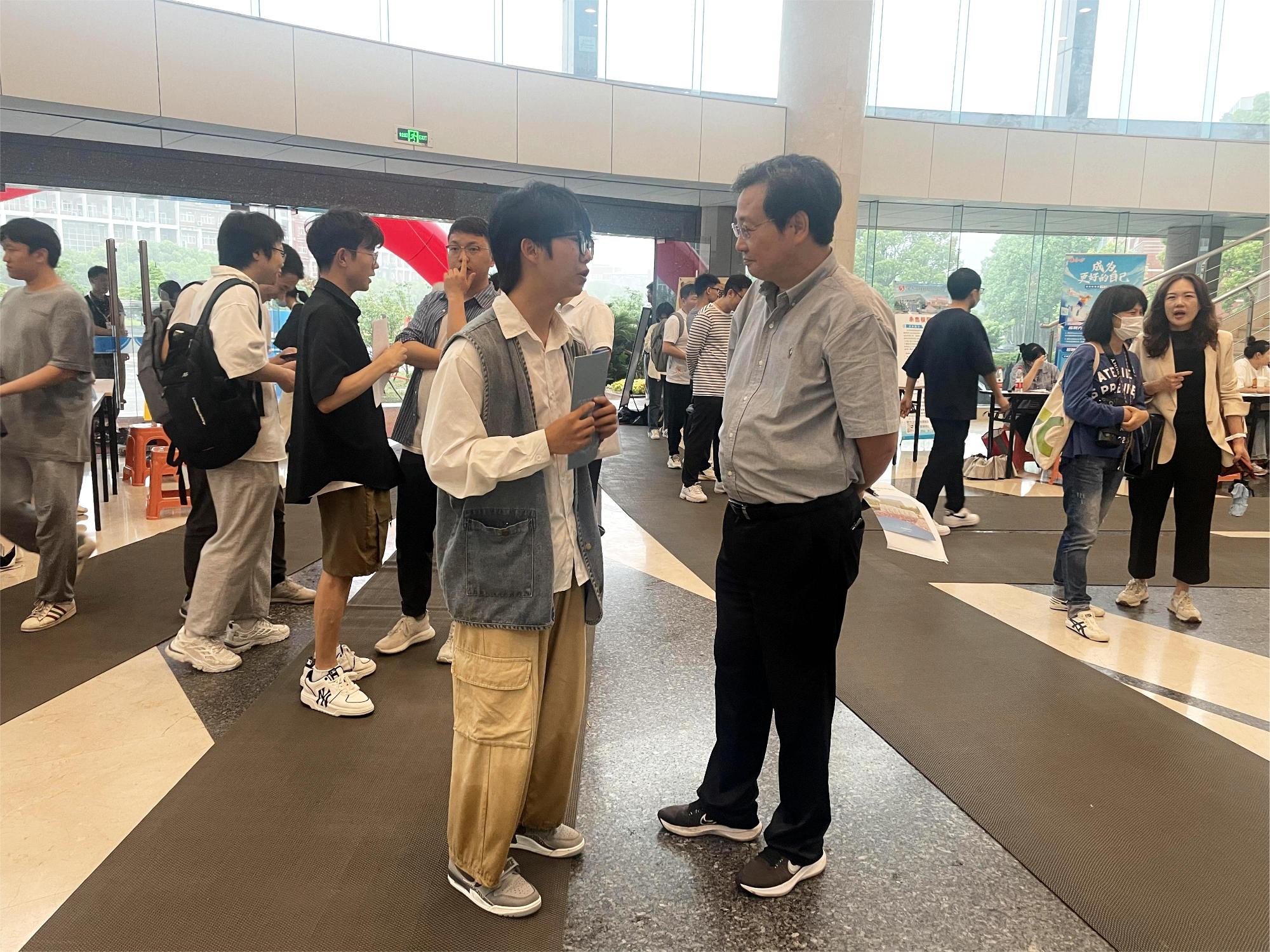 5月17日,由中國計量大學、杭州市人力資源和社會保障局主辦的2023年高校畢業生等青年就業創業推進計劃”暨浙江省“百萬崗位進校園”專項行動(杭州-中國計量大學站)在我校嘉量大會堂舉辦。