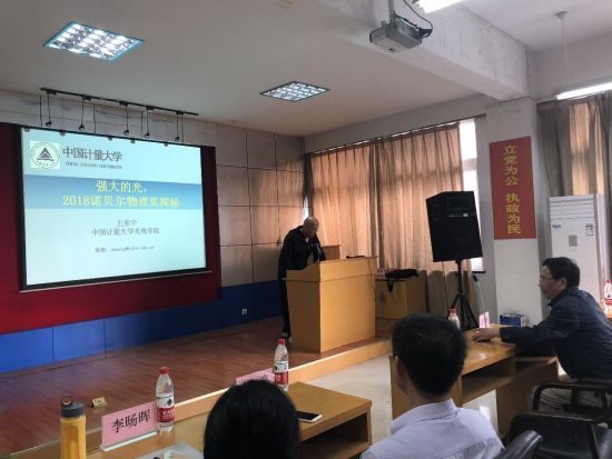 學生們聚精會神聽講座。校方提供 學生們聚精會神聽講座。校方提供