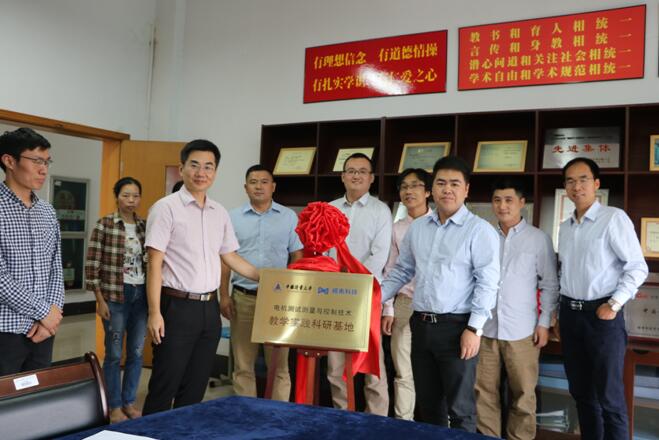 1539237777515.jpg 工訓簽約3.jpg