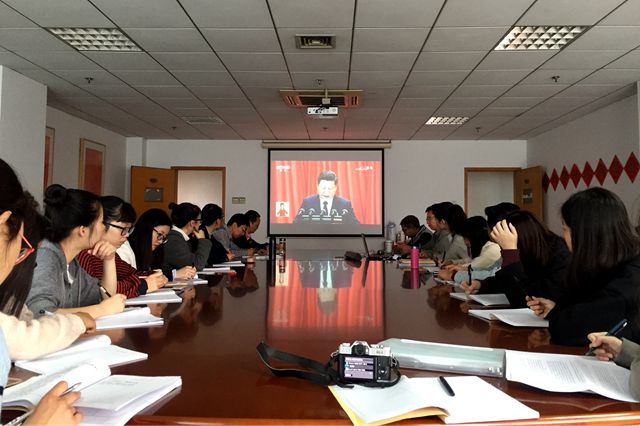 大-藝術與傳播學院師生收看十九大開幕會_副本.jpg