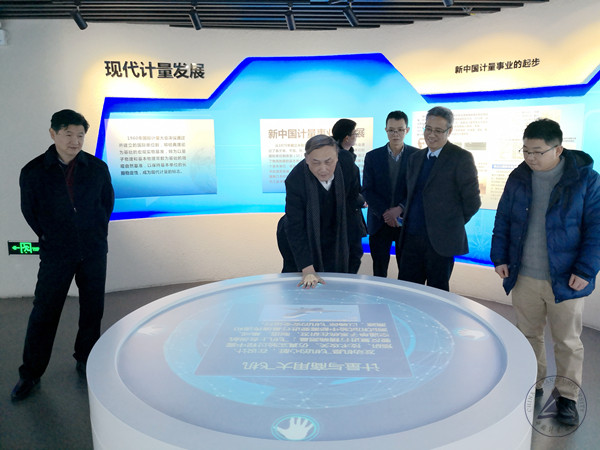 1551140441881.jpg 楊衛參觀博物館_副本.jpg