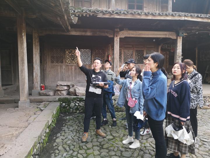 中國(guó)計(jì)量大學(xué)師生赴臺(tái)邊村開(kāi)展“最美民宿”設(shè)計(jì)調(diào)研活動(dòng).jpg